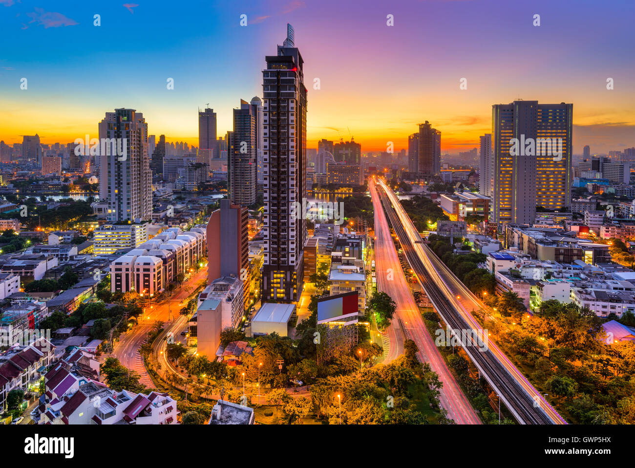 Bangkok, Thailand-Skyline von Krung Thon Buri. Stockfoto