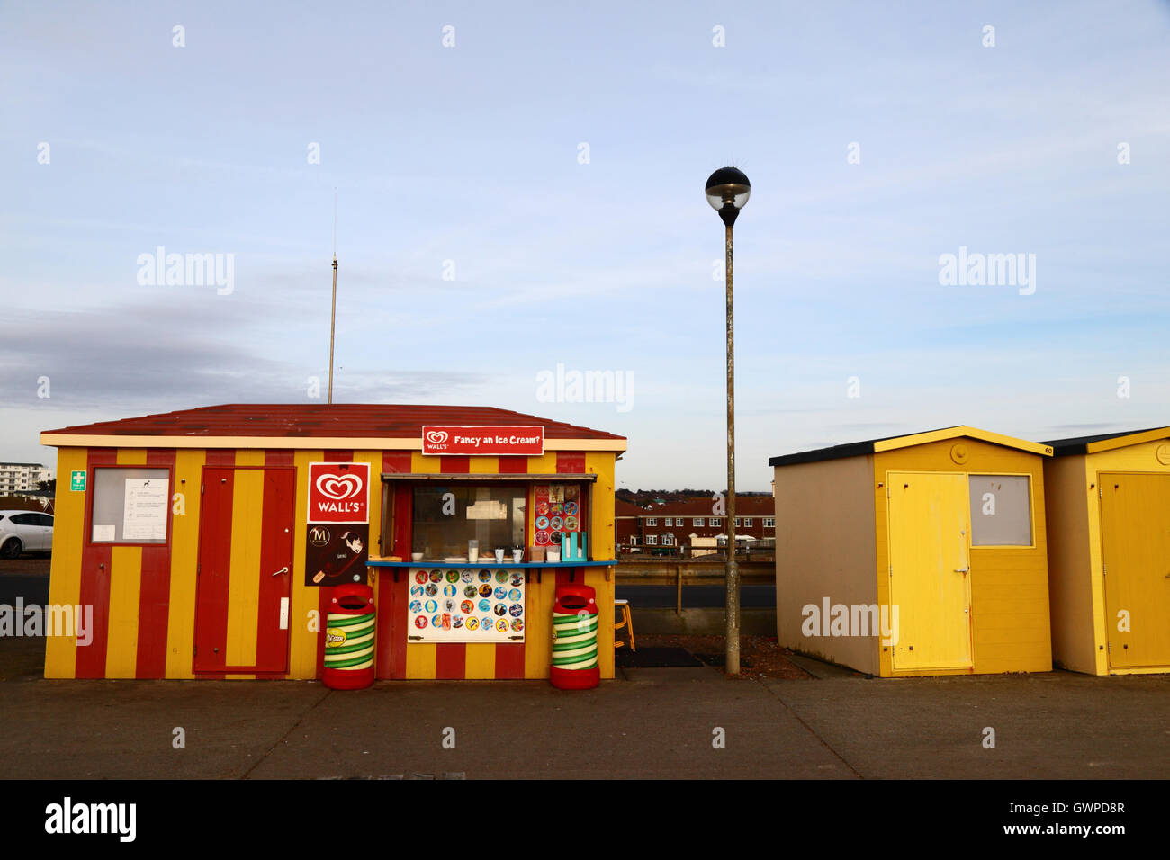 Rot und gelb gestreifte Wand Eis Kiosk auf eine Winter-Nachmittag, Seaford, East Sussex, England Stockfoto