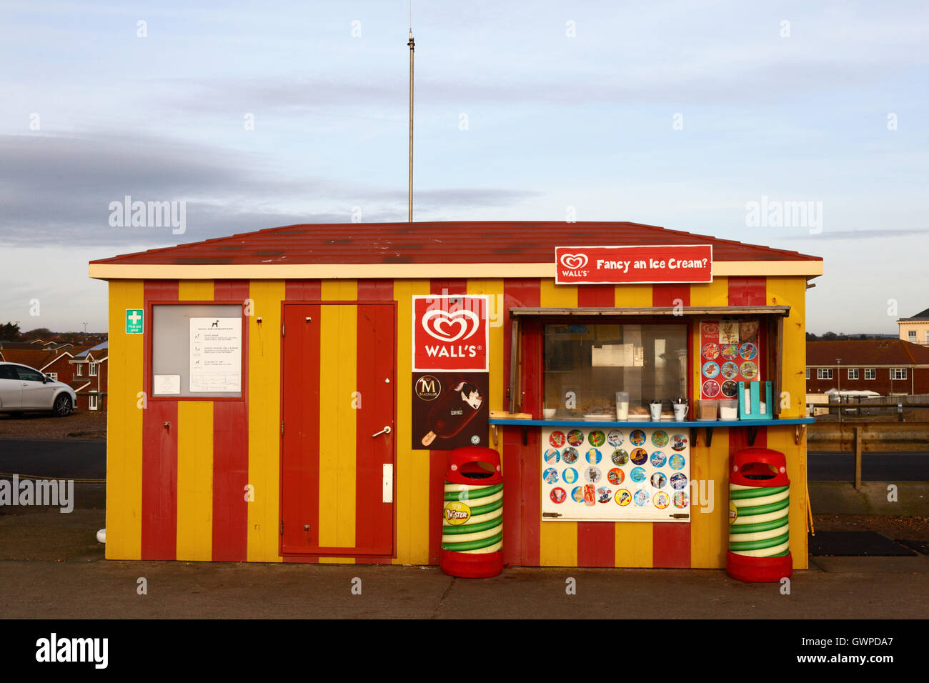 Rot und gelb gestreifte Wand Eis Kiosk auf eine Winter-Nachmittag, Seaford, East Sussex, England Stockfoto