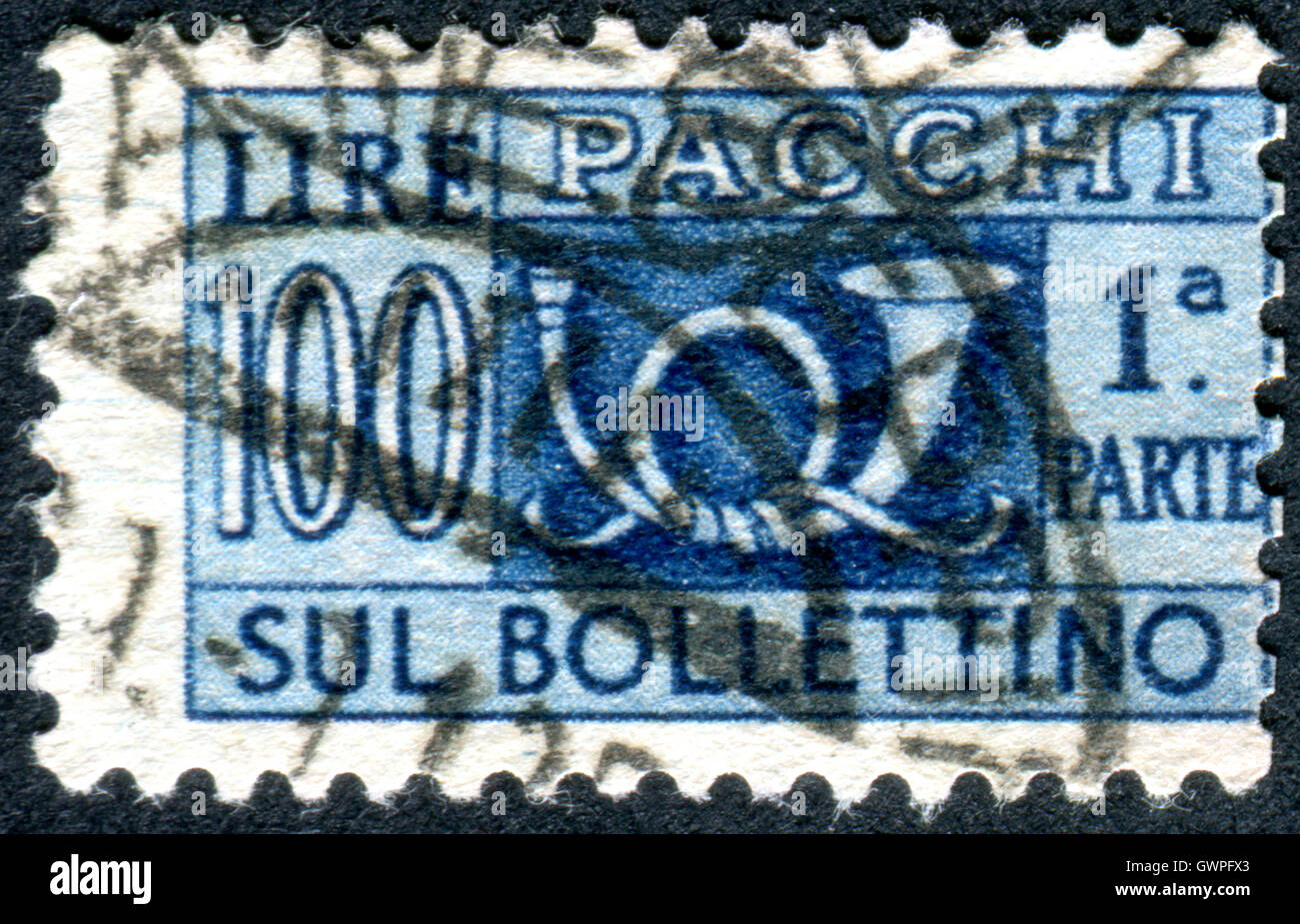 Italien - ca. 1956: Parcel Poststempel gedruckt in Italien, zeigt das traditionelle Posthorn und bare Münze, ca. 1956 Stockfoto