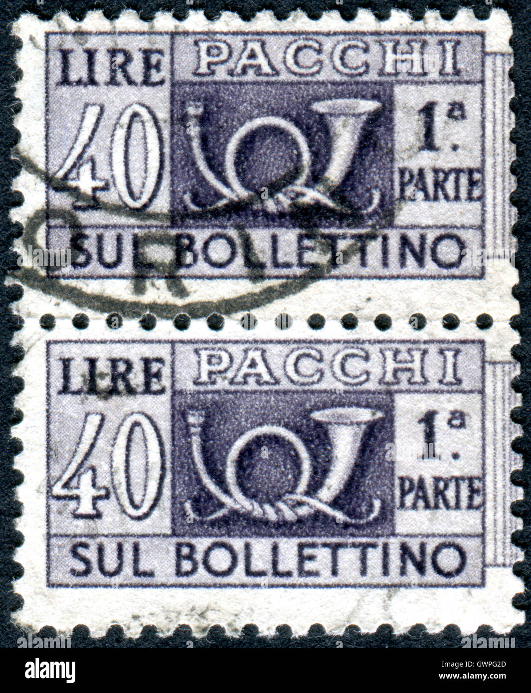 Italien - CIRCA 1957: Parcel Poststempel gedruckt in Italien, zeigt das traditionelle Posthorn und bare Münze, ca. 1957 Stockfoto