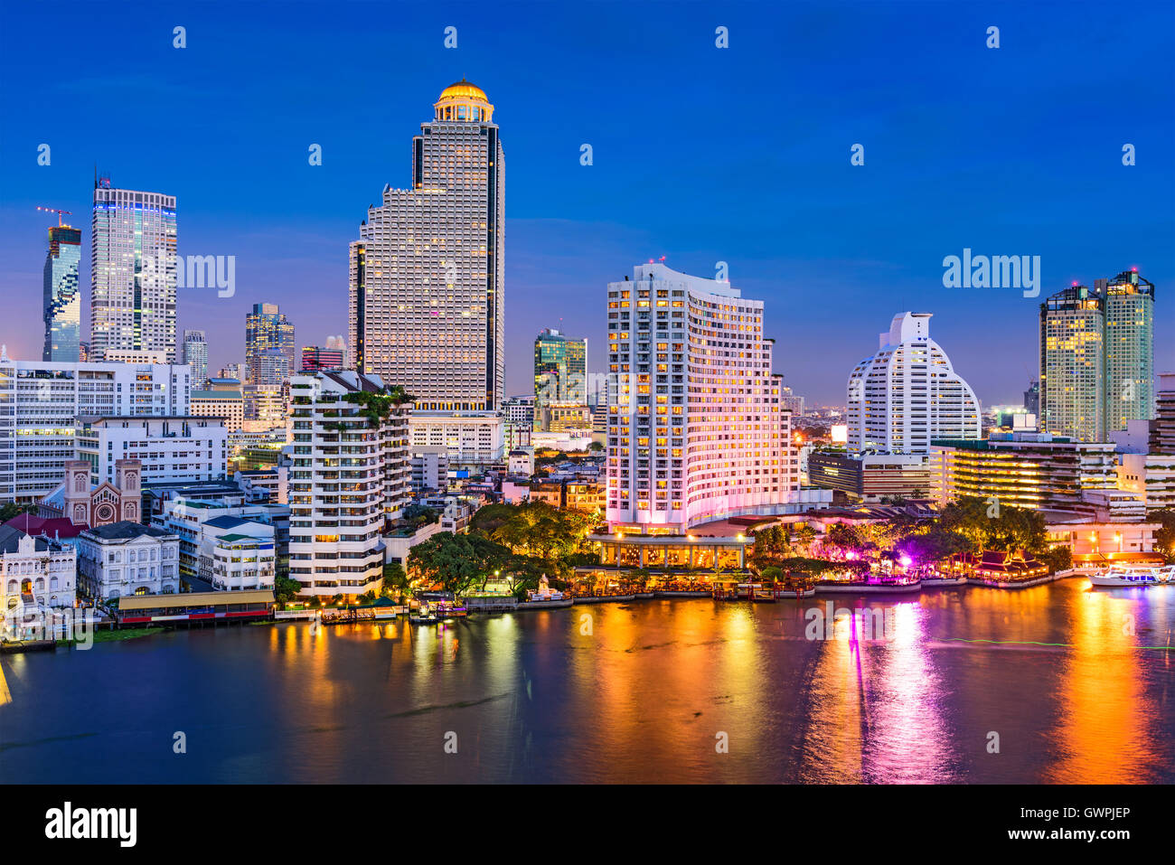 Skyline von Bangkok, Thailand auf den Fluss Chao Phraya. Stockfoto