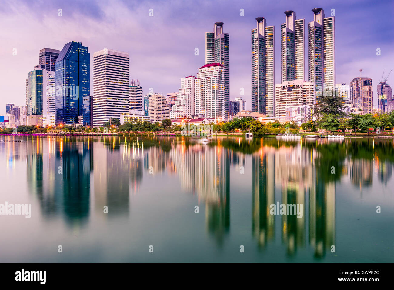 Skyline von Bangkok, Thailand vom Benjakiti Park. Stockfoto