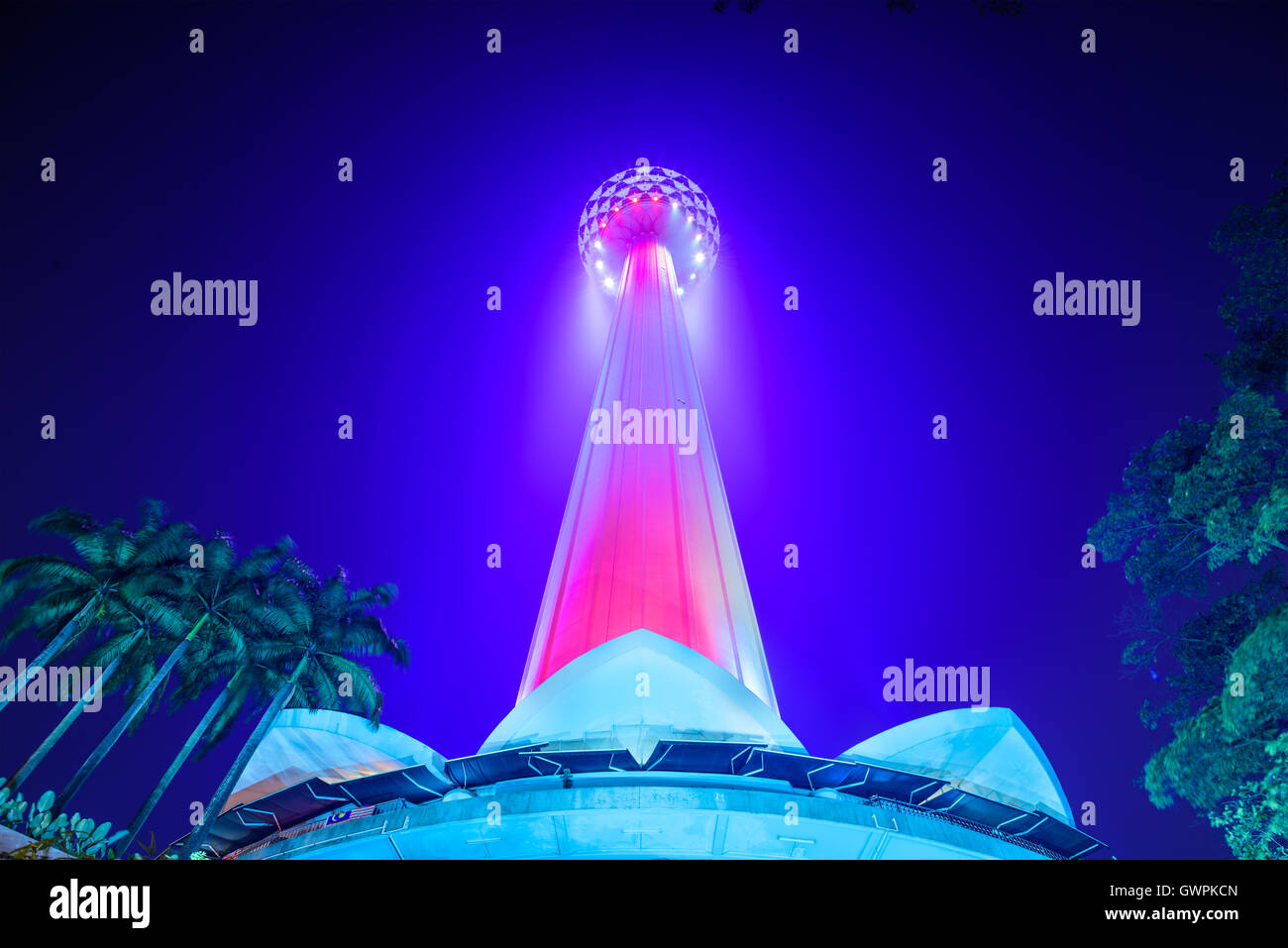Menara KL Tower in der Nacht in Kuala Lumpur. Stockfoto