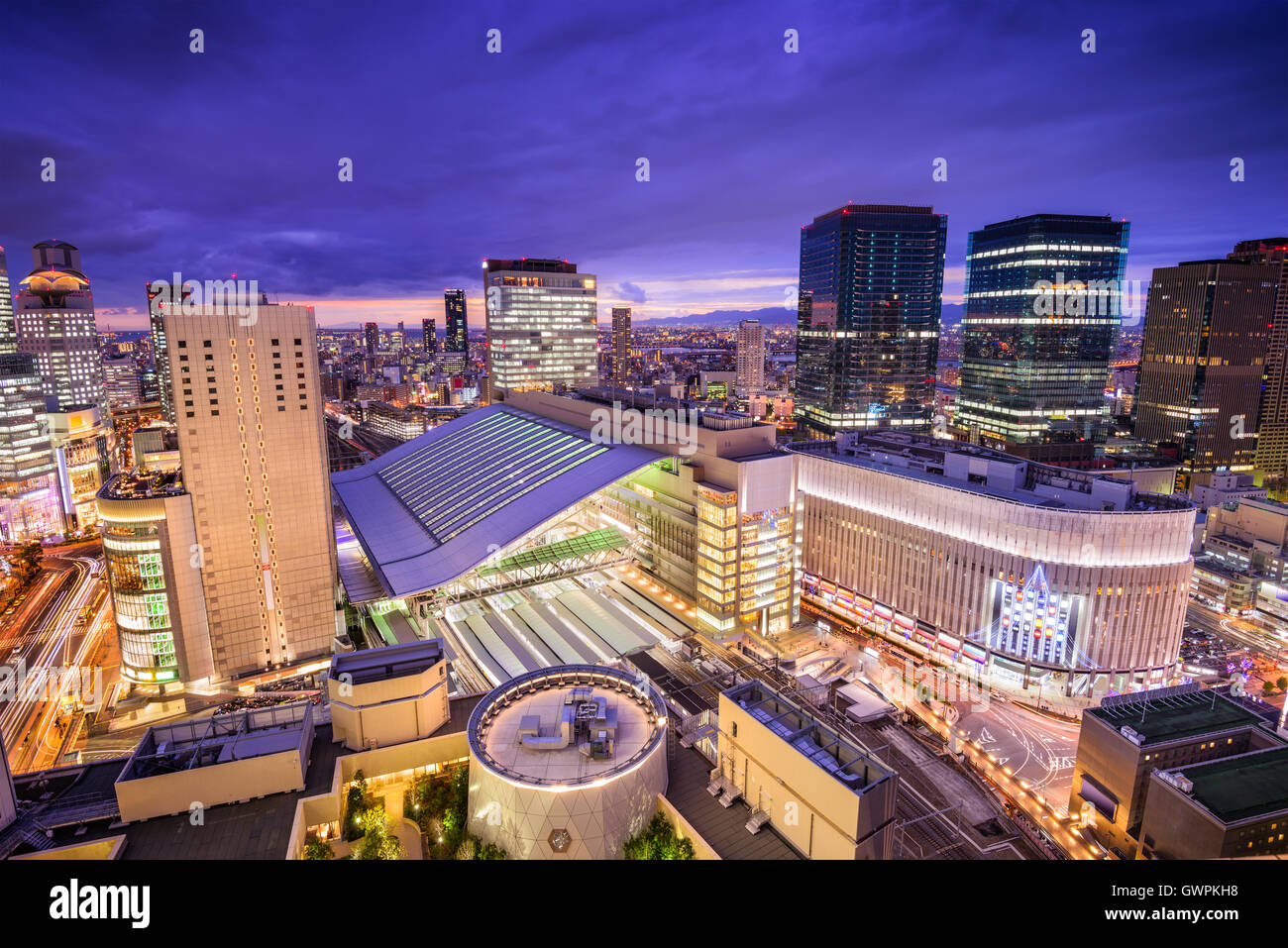 Osaka, Japan Skyline über den Bahnhof. Stockfoto