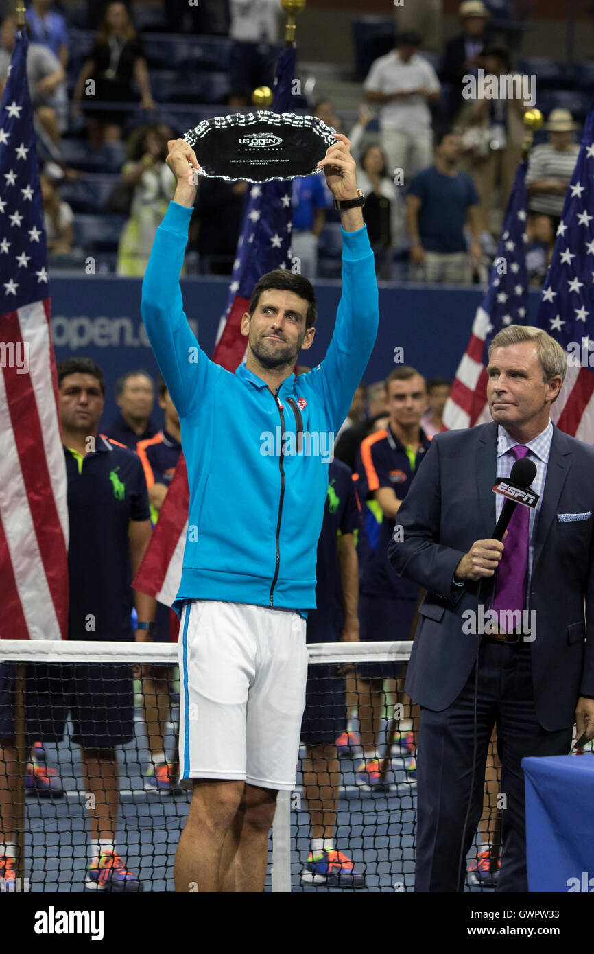 Novak Djokovic (SRB) Runner-up in der 2016 uns Open Herren Finale Holding Trophy. Stockfoto