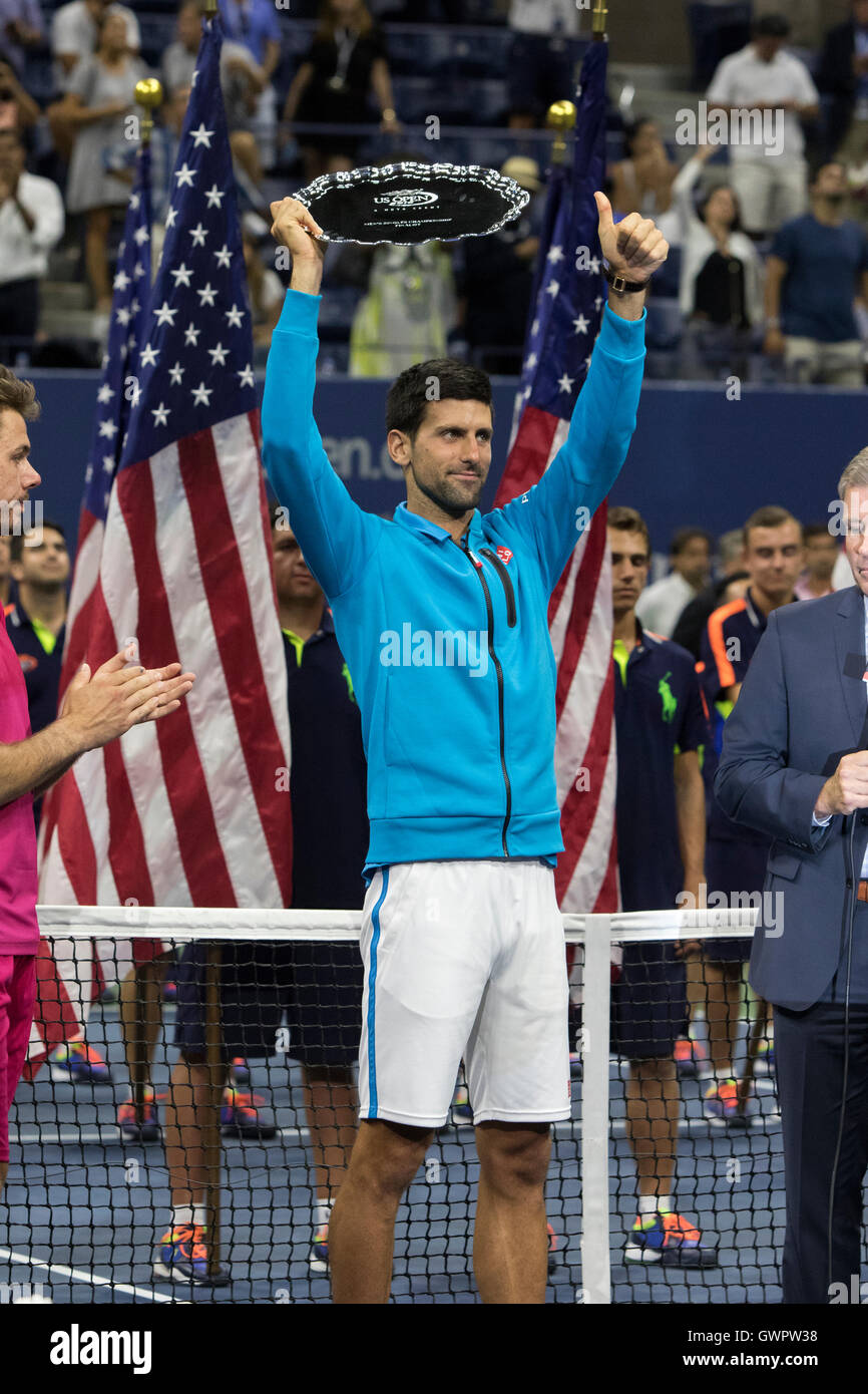 Novak Djokovic (SRB) Runner-up in der 2016 uns Open Herren Finale Holding Trophy. Stockfoto