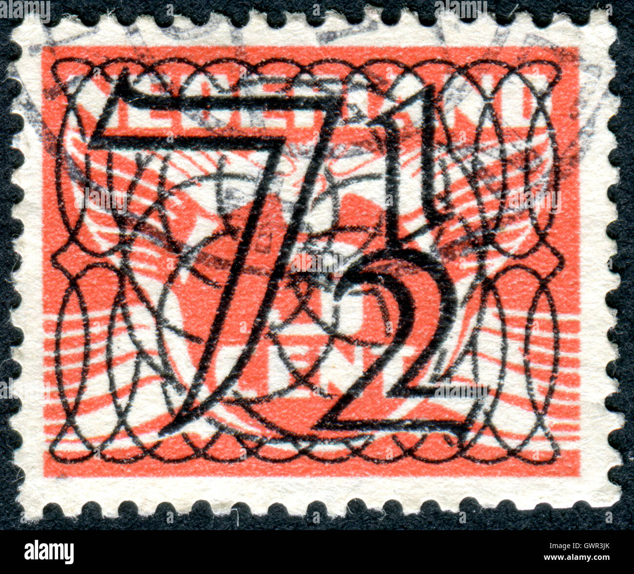 Eine Briefmarke gedruckt in den Niederlanden (Überdruck 1940), zeigt den Wert einer Briefmarke und Bild einer fliegenden Taube (Möwe) Stockfoto