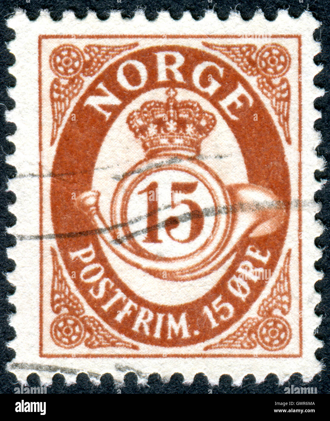 Norwegen - ca. 1908: Briefmarke gedruckt in Norwegen, abgebildeten Posthorn und Krone, ca. 1908 Stockfoto