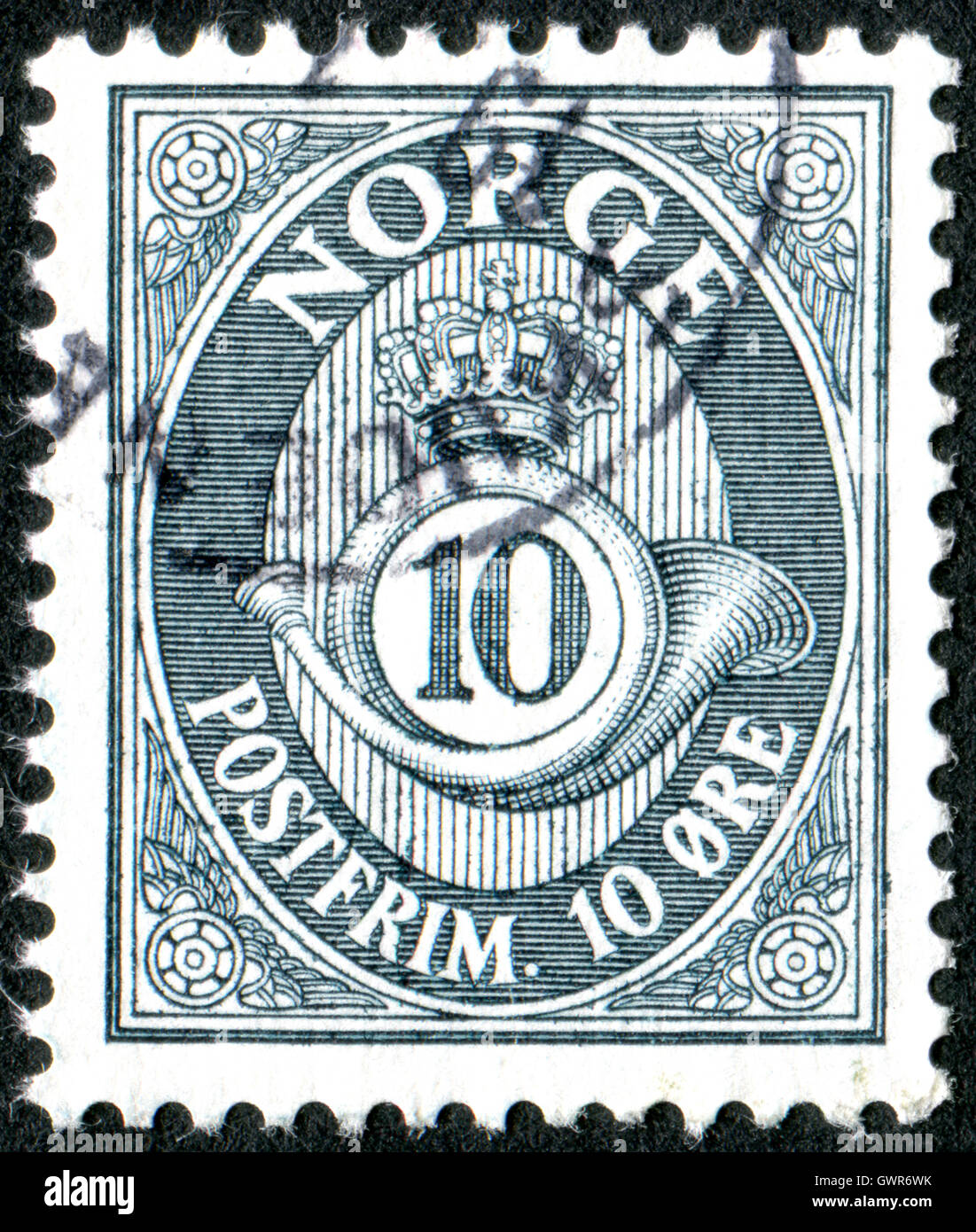 Norwegen - ca. 1962: Briefmarke gedruckt in Norwegen, abgebildeten Posthorn und Krone, ca. 1962 Stockfoto