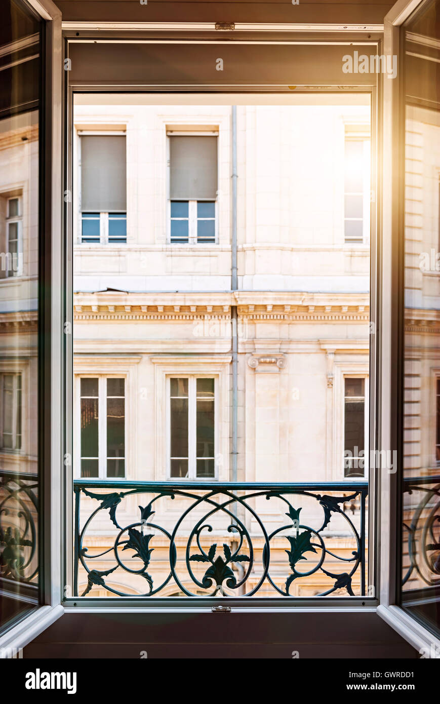 Blick auf europäische Gebäude aus einem geöffneten Fenster in Toulouse, Frankreich, mit der späten Nachmittagssonne. Stockfoto