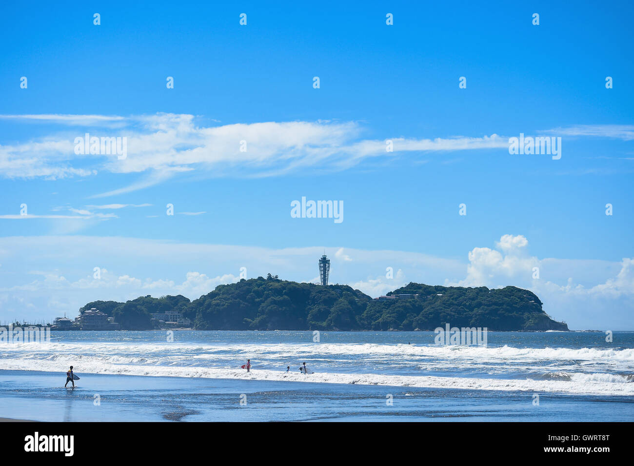 Surfer am Strand von Enoshima, Präfektur Kanagawa, Japan Stockfoto