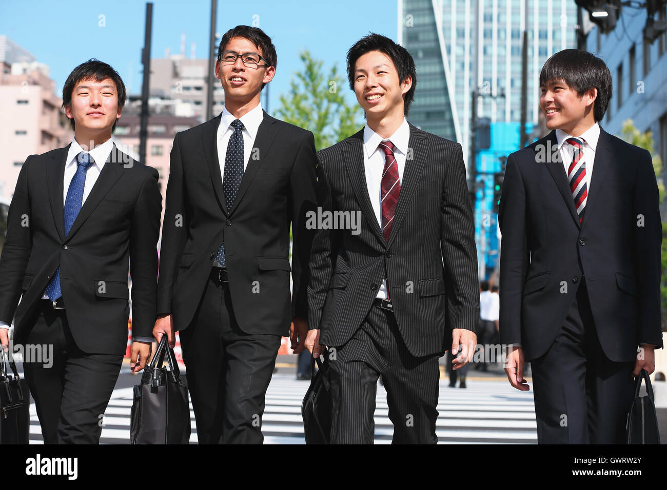 Junge japanische Geschäftsleute zu Fuß Stockfoto