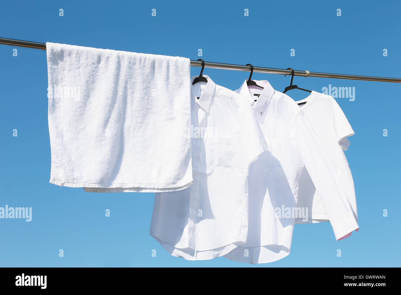 Gewaschene Wäsche unter der Sonne Stockfoto