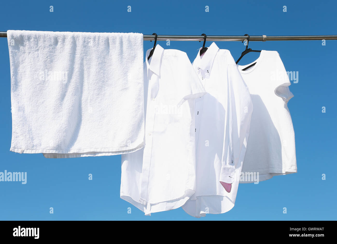 Gewaschene Wäsche unter der Sonne Stockfoto