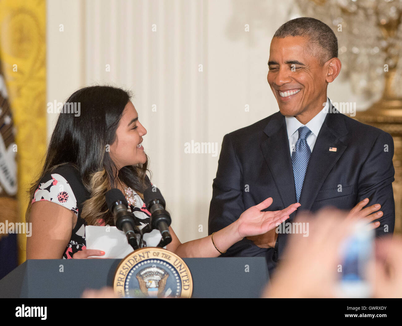 Diana Calderon, ein Student, der von der verzögerte Aktion für Kindheit Ankünfte (DACA) Programm, links, profitiert hat führt US-Präsident Barack Obama bei einem Empfang zum 25-jährigen Jubiläum der Initiative des weißen Hauses auf pädagogische pH Stockfoto