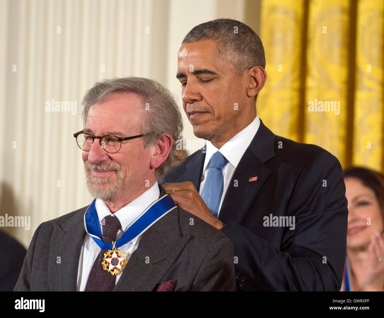 US-amerikanischer Filmregisseur, Drehbuchautor, Produzent, Philanthrop und Unternehmer Steven Spielberg erhält die Presidential Medal Of Freedom von US-Präsident Barack Obama während einer Zeremonie im East Room des weißen Hauses in Washington, DC am Dienstag, Nr. Stockfoto