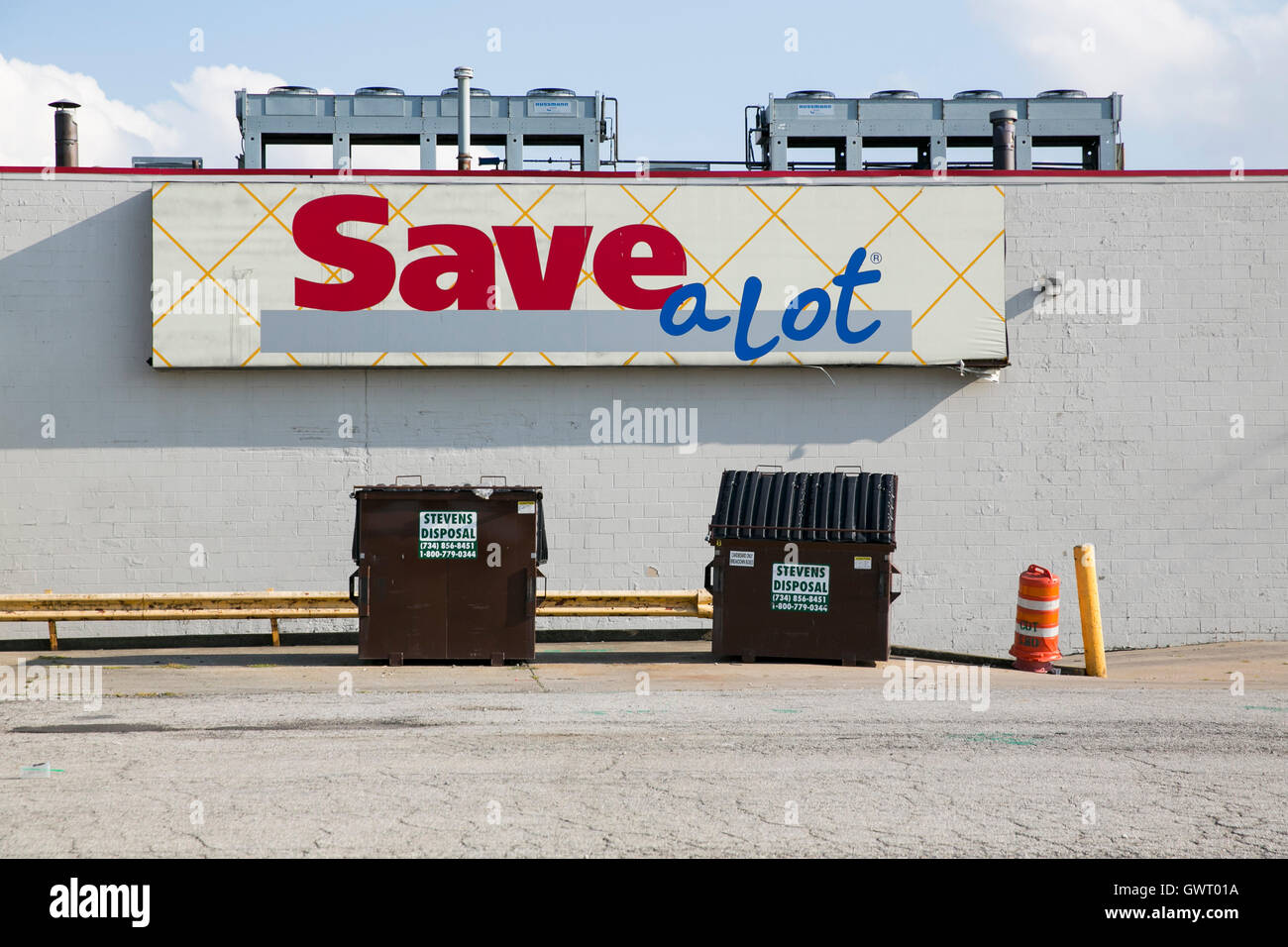 Ein Logo Zeichen außerhalb einer Save-A-Lot-Lebensmittelgeschäft in Northwood, Ohio am 16. Juli 2016. Stockfoto