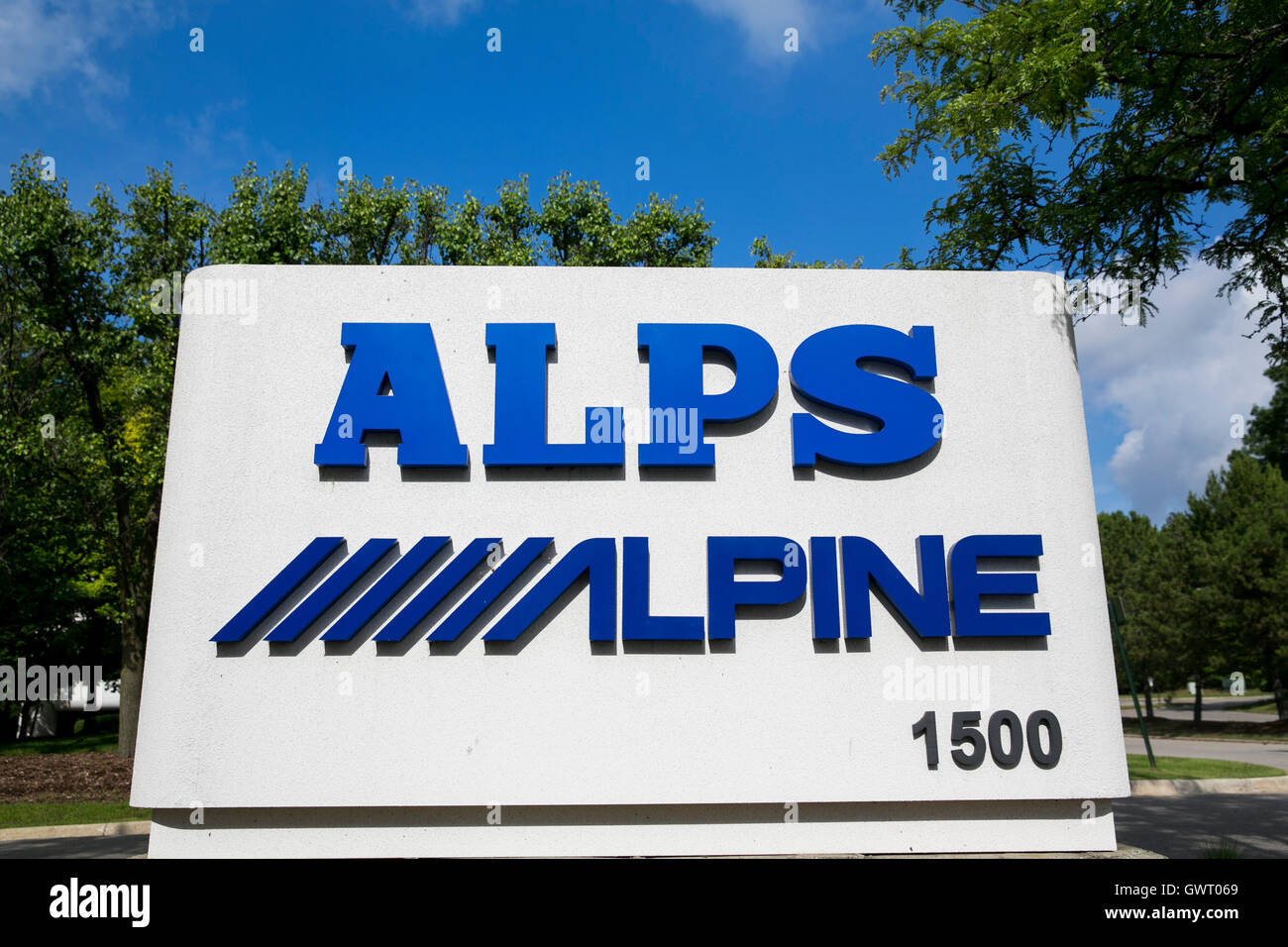 Ein Logo-Zeichen außerhalb einer Einrichtung von Alpen Electric Co., Ltd., und Alpine Electronics, Inc., in Auburn Hills, Michigan o besetzt Stockfoto