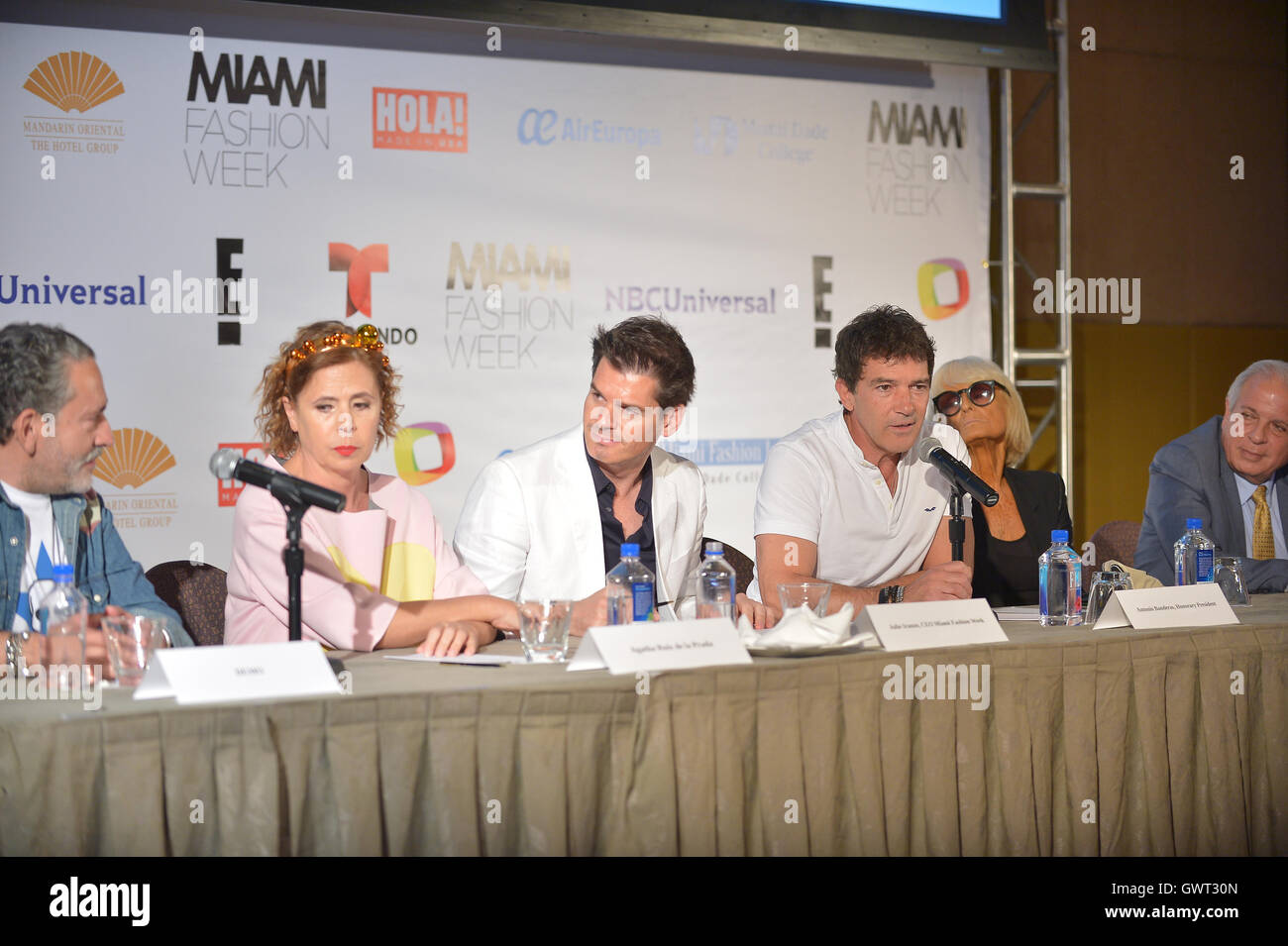 Antonio Banderas besucht eine Pressekonferenz um Miami Fashion Woche Featuring anzukündigen: Demo, Agatha Ruiz De La Prada, Julio Iranzo, Antonio Banderas, Barbara Hulanicki, Tomas Regalado wo: Miami, Florida, USA bei: 1. Juni 2016 Stockfoto