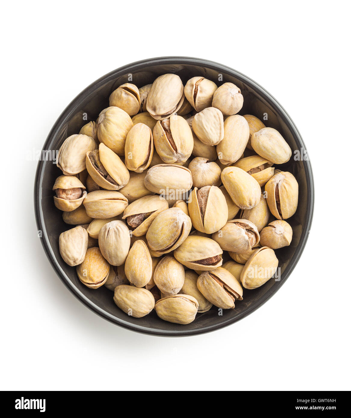 Die Pistazien in Schüssel isoliert auf weißem Hintergrund. Ansicht von oben. Stockfoto