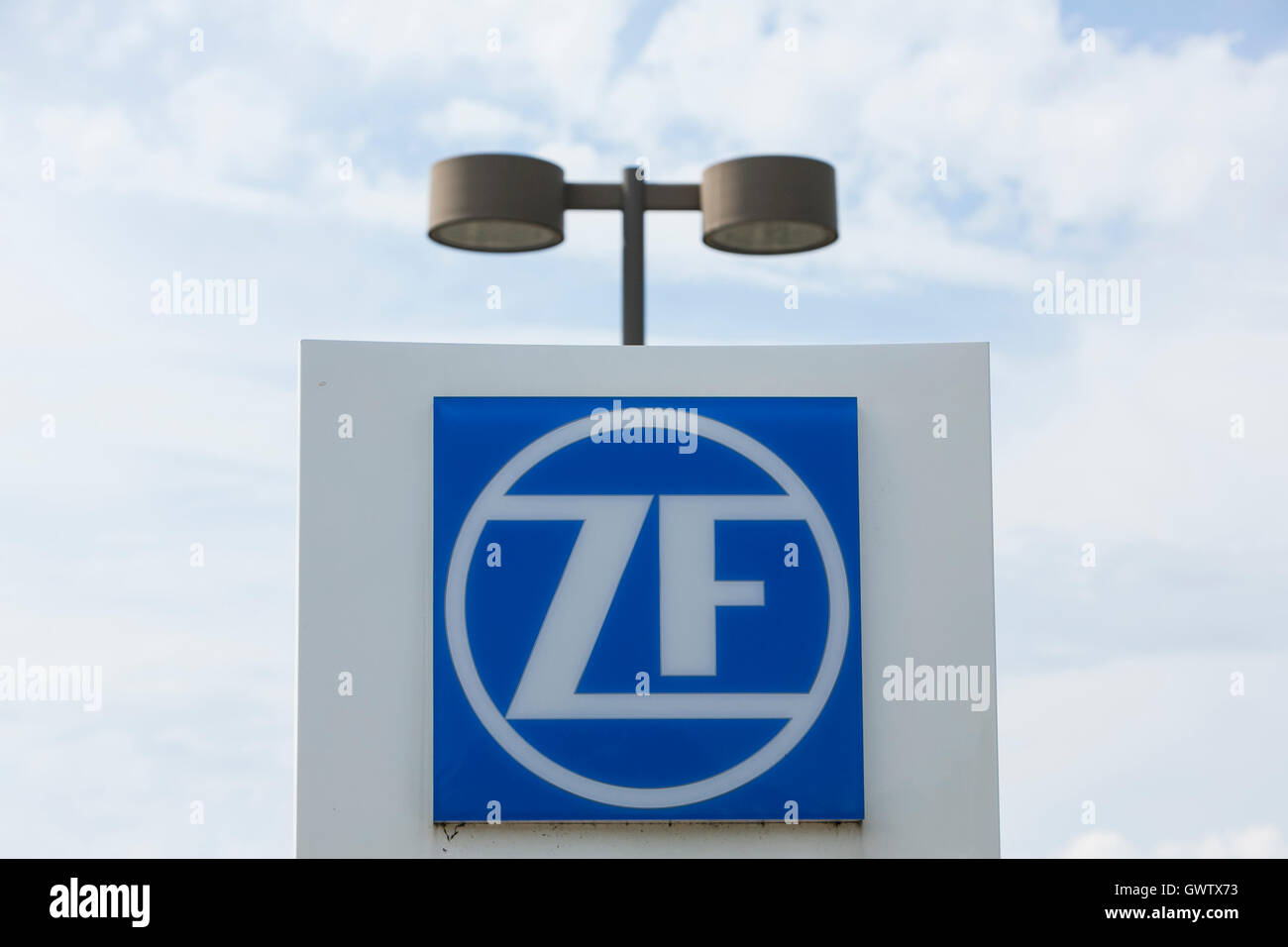 Ein Logo Zeichen außerhalb einer Einrichtung von ZF Friedrichshafen AG in Northville, Michigan am 17. Juli 2016 besetzt. Stockfoto