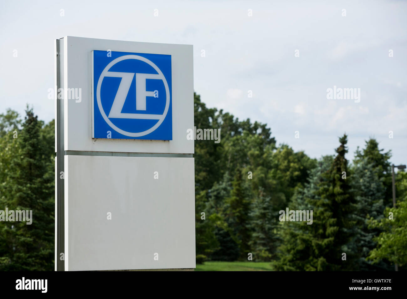 Ein Logo Zeichen außerhalb einer Einrichtung von ZF Friedrichshafen AG in Northville, Michigan am 17. Juli 2016 besetzt. Stockfoto