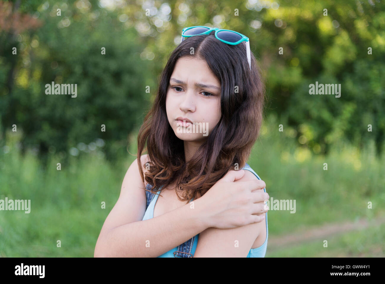 Teengirl mit gesundheitlichen Problemen in der Natur im Sommer Stockfoto