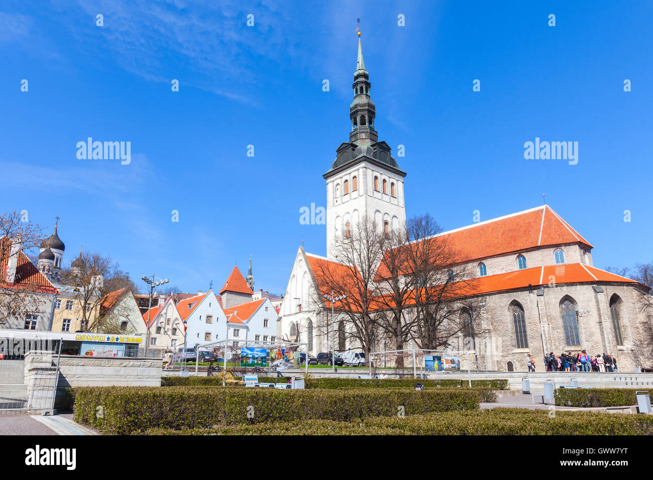 Tallinn, Estland - 2. Mai 2016: Gruppe von Touristen in der Nähe von Niguliste oder St. Nicholas Church in Tallinn Stockfoto