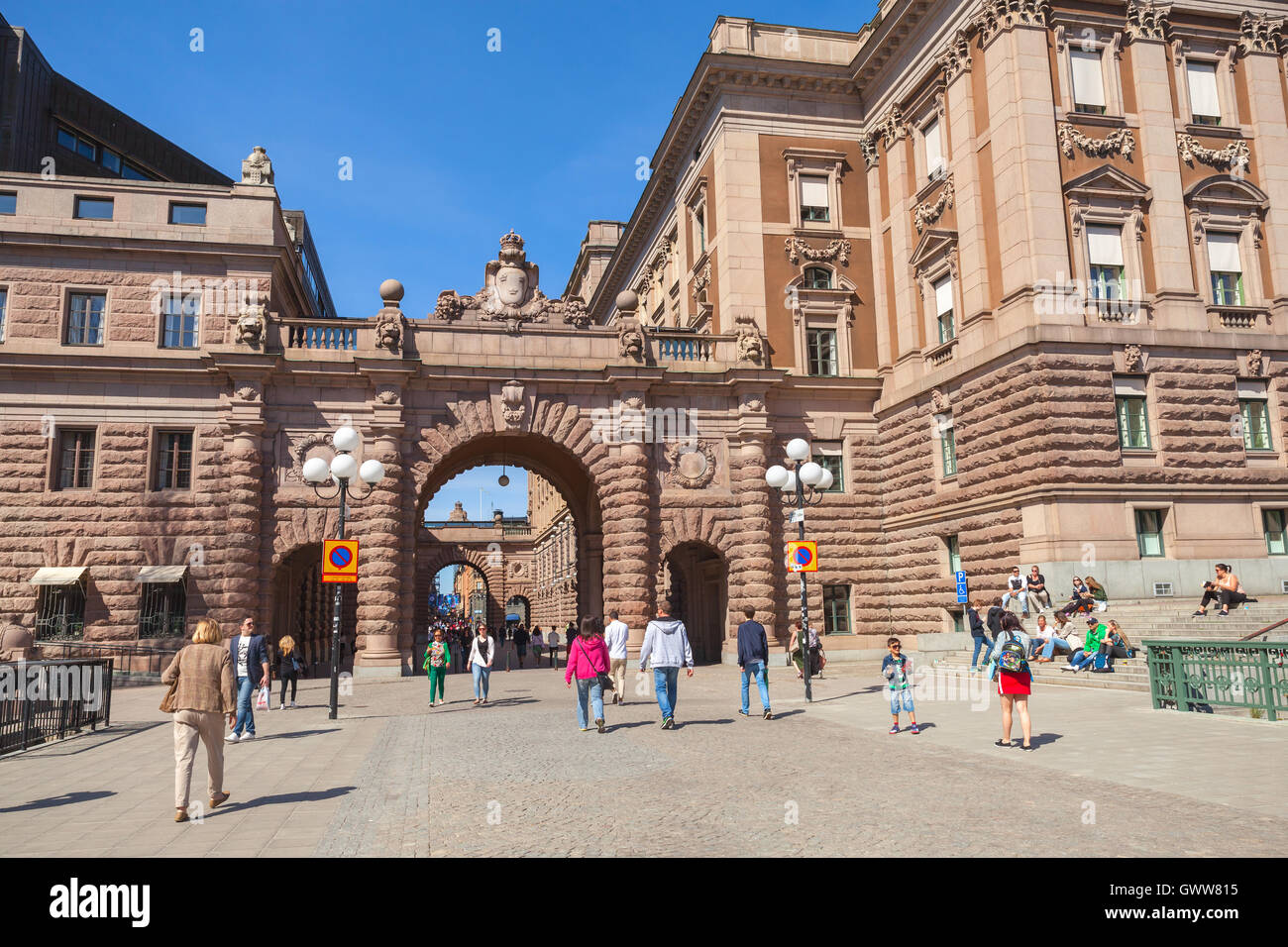 Stockholm, Schweden - 5. Mai 2016: Stadtbild von alten Zentrum von Stockholm mit Touristen und gewöhnliche Menschen zu Fuß auf Riksgatan Stockfoto