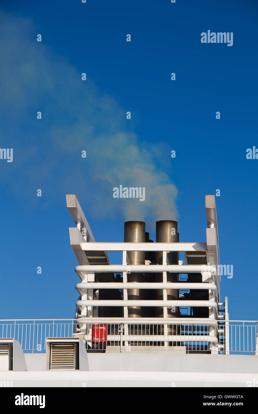 Abgase aus dem Schornstein eines Schiffes Stockfoto