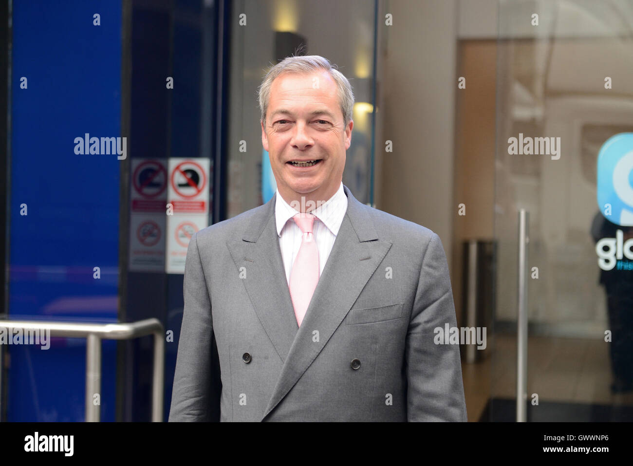 Die UKIP Führer Nigel Farage verlässt Global House, Leicester Square, London Featuring: Nigel Farage Where: London, Vereinigtes Königreich bei: 3. Juni 2016 Stockfoto