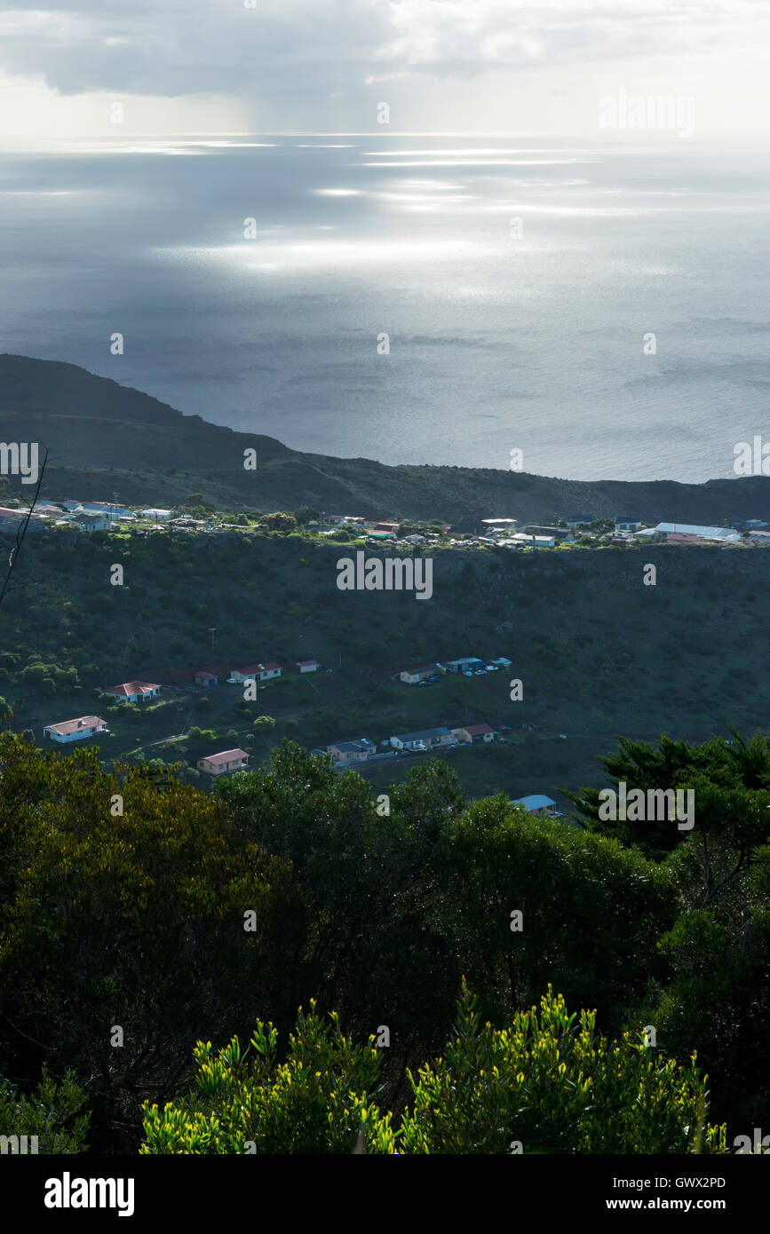 Halben hohlen Baum Gegend und Regen Sturm vor der Insel St. Helena im Südatlantik aus hohen Knoll fort Stockfoto