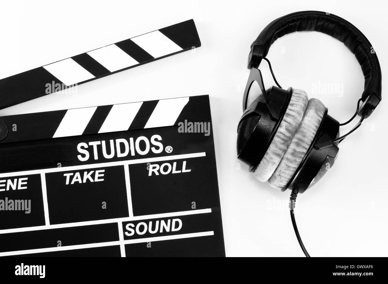 Schiefer Film- und Kopfhörer weißer Hintergrund Stockfoto