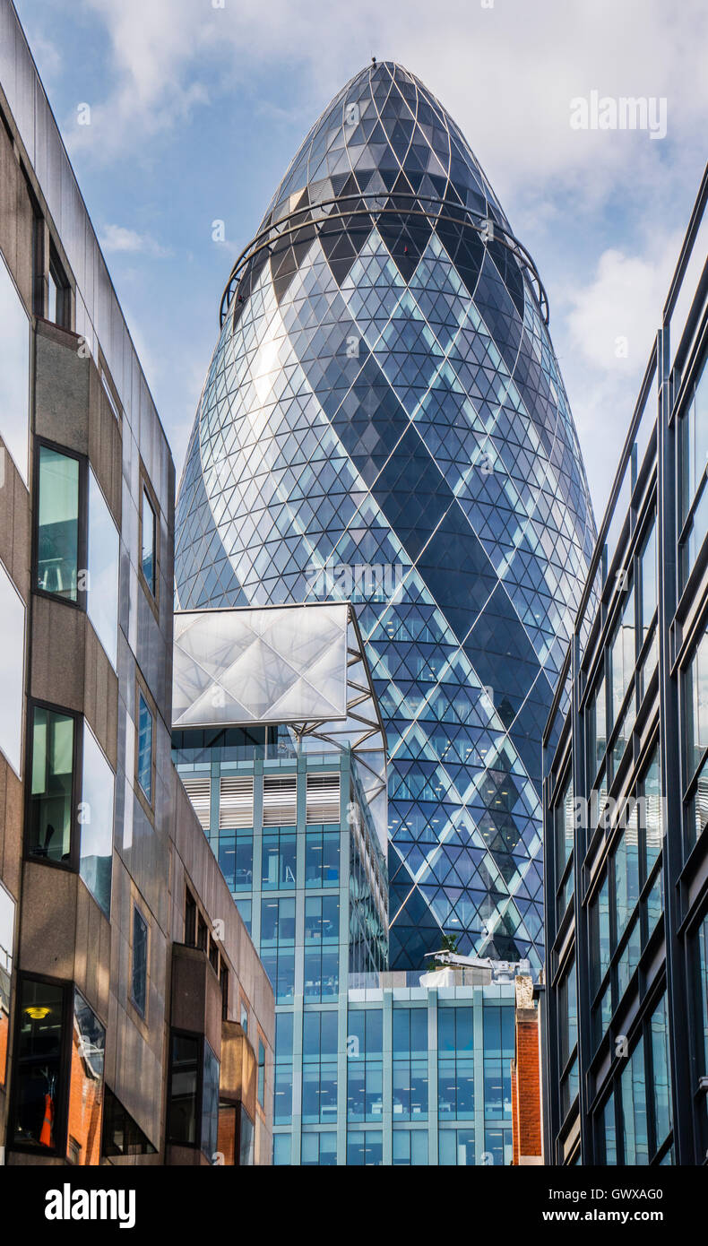 die Neo-futuristische 30 St Mary Axe Gebäude, besser bekannt als The Gherkin, City of London, England, Großbritannien Stockfoto
