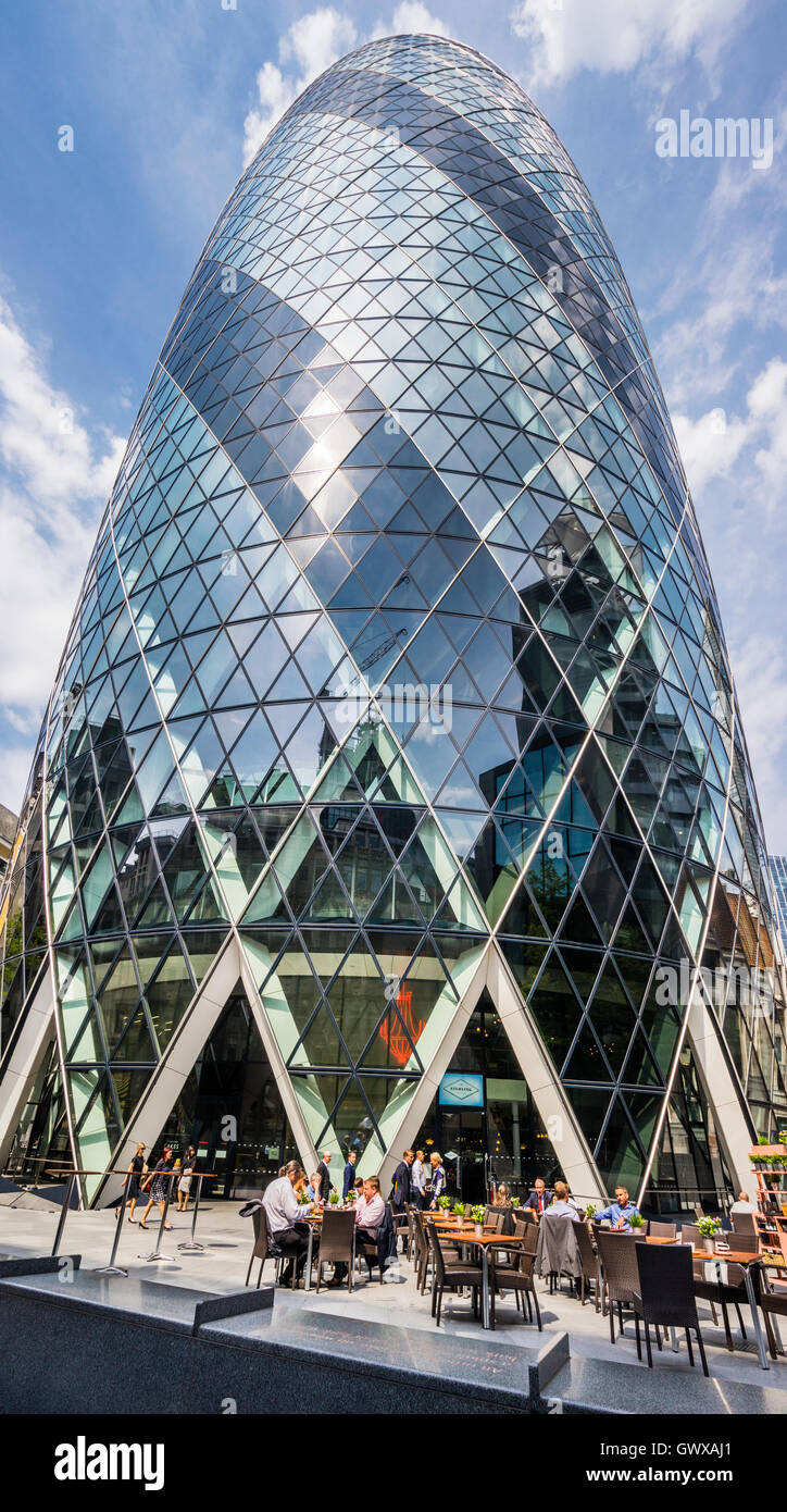 Maulwurf Auge Ansicht der Neo-futuristische 30 St Mary Axe Gebäude, bekannt als The Gherkin, City of London, England, Großbritannien Stockfoto