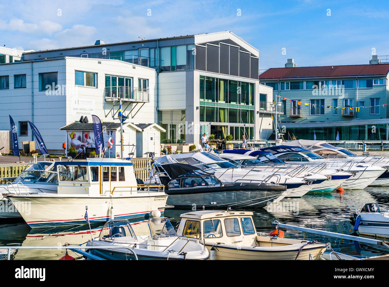 Marstrand, Schweden - 8. September 2016: Ökologische Dokumentarfilm des Hotel am Meer, Marstrands Havshotell, mit Personen außerhalb eines Stockfoto