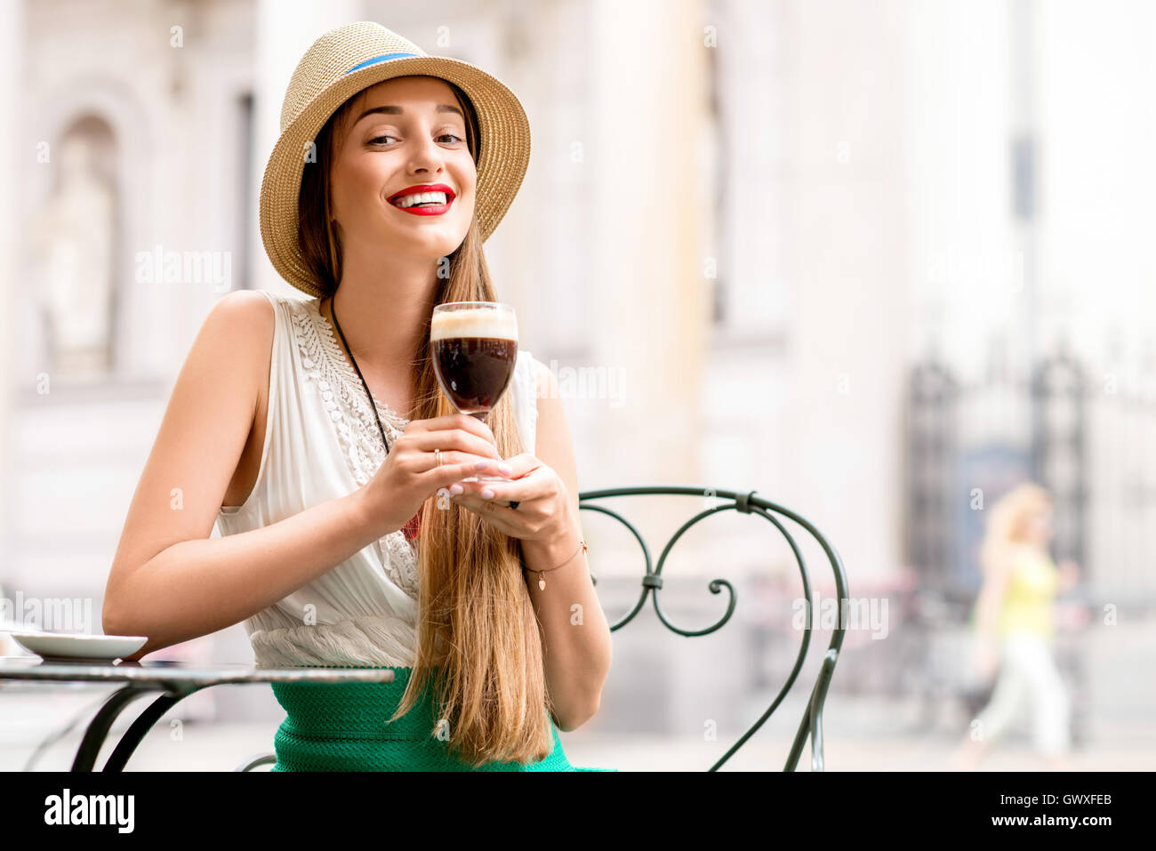 Frau mit Bicerin Kaffee Stockfoto