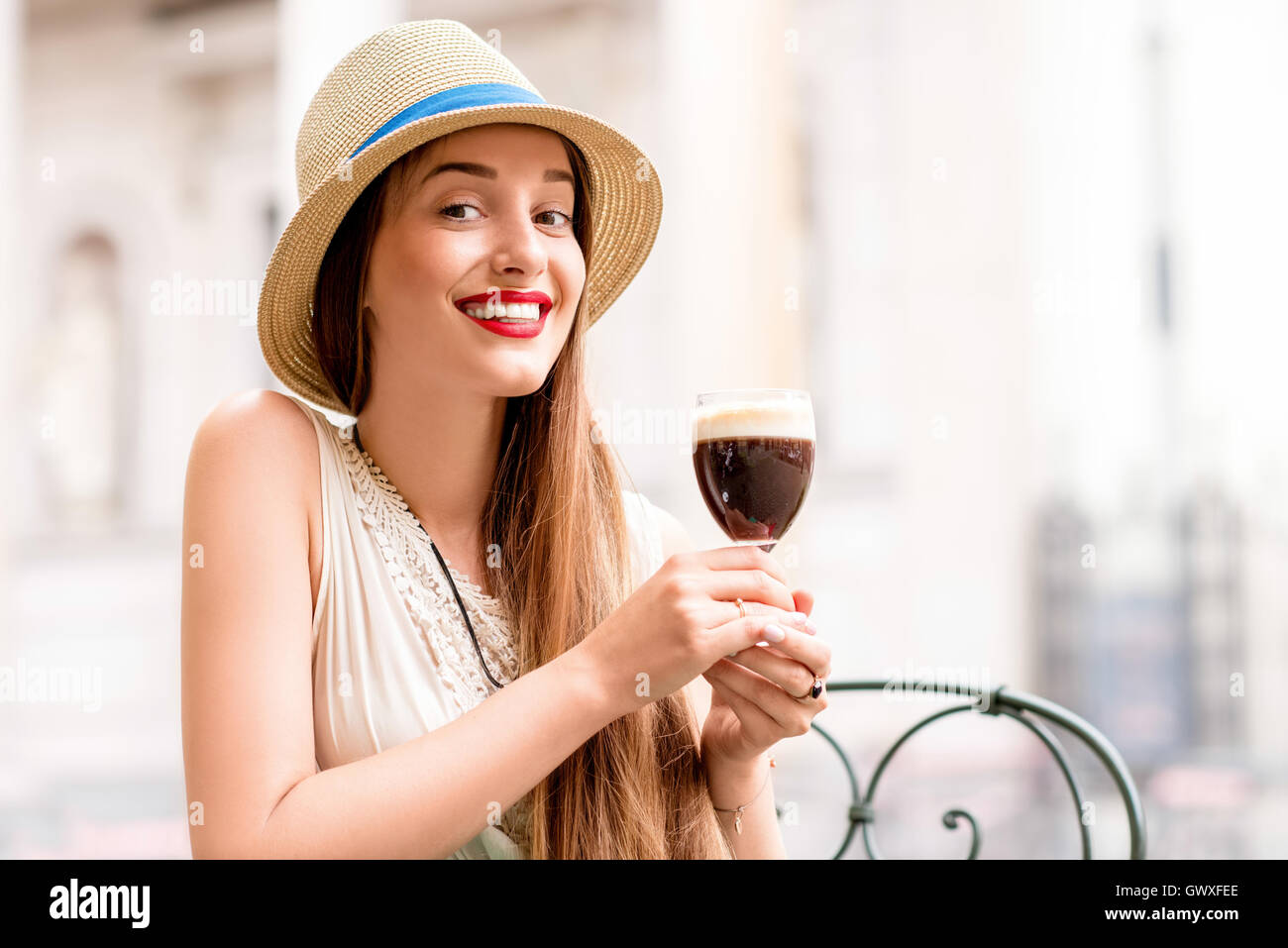 Frau mit Bicerin Kaffee Stockfoto