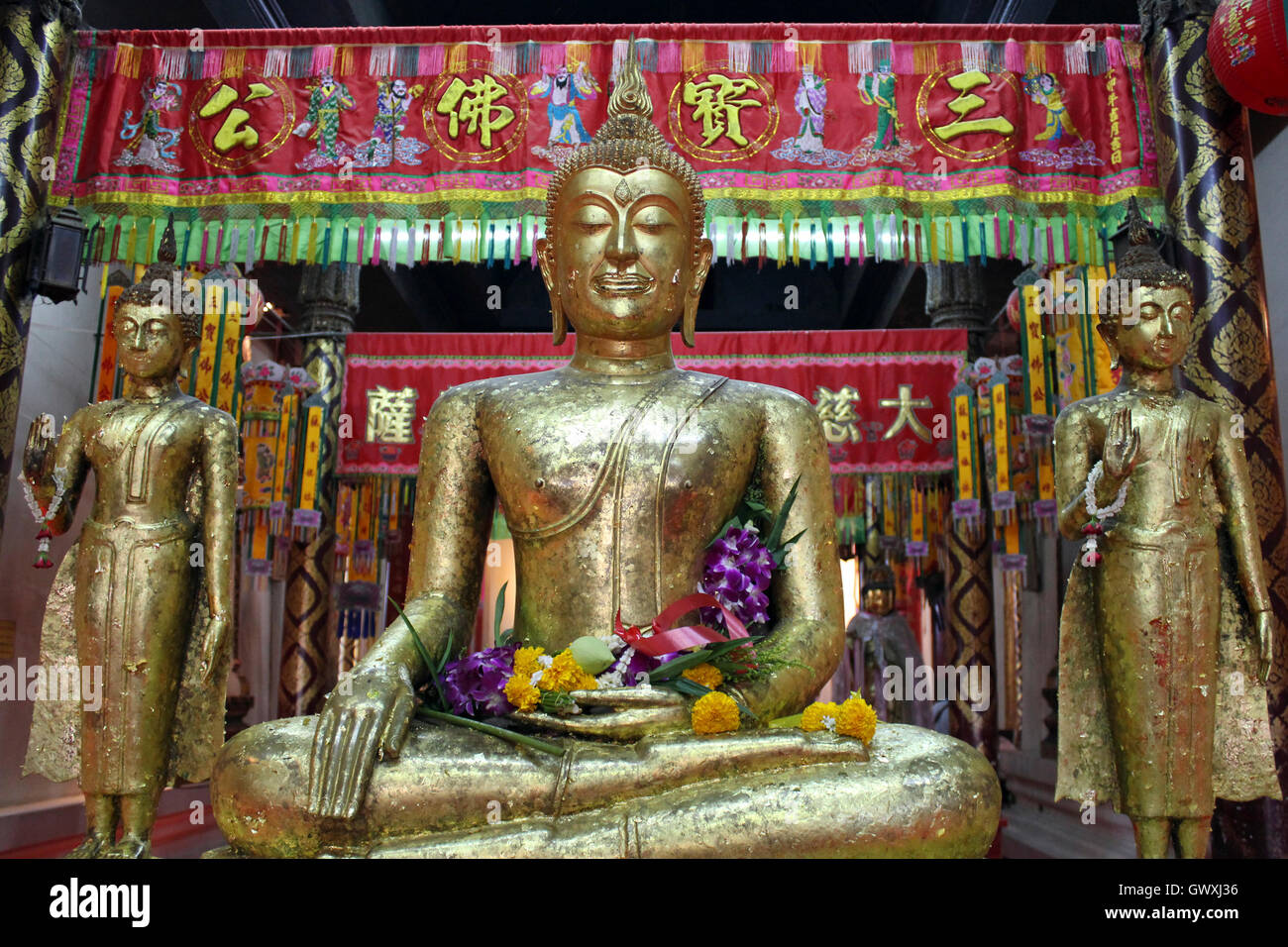 Buddhastatuen im Wat Phanan Choeng Stockfoto