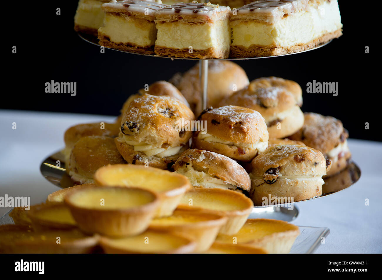 Torten und Gebäck auf dem display Stockfoto