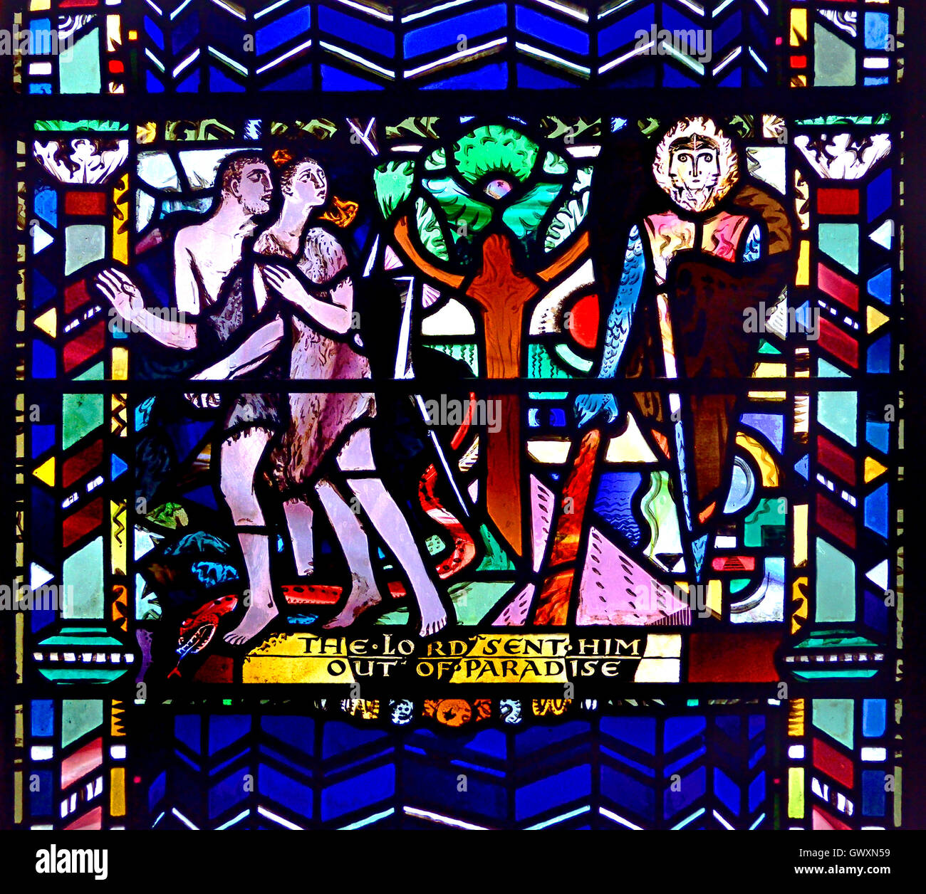 London, England, Vereinigtes Königreich. Kirche St Einkaufsmöglichkeiten, Ely Platz. Glasmalerei-Fenster: Szene aus der Bibel - Genesis 03:23, Herbst Stockfoto