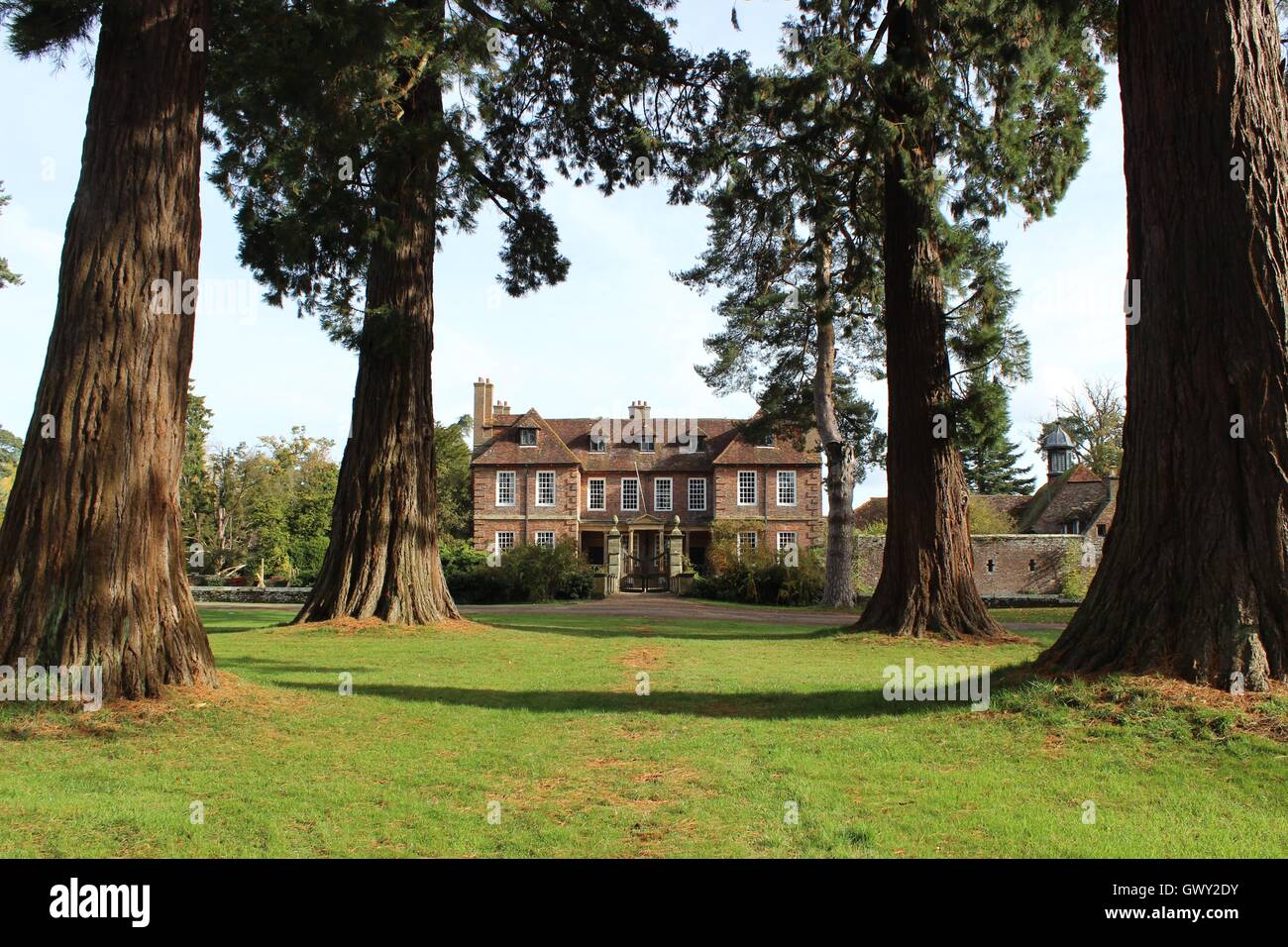 Baum gerahmt Herrenhaus Stockfoto