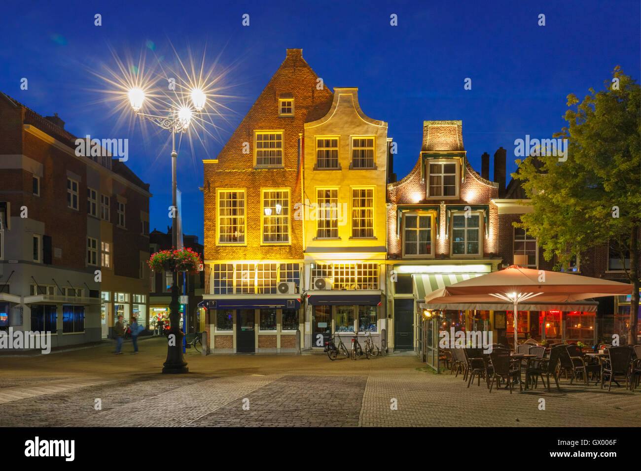 Marktplatz in der Nacht in Delft, Niederlande Stockfoto