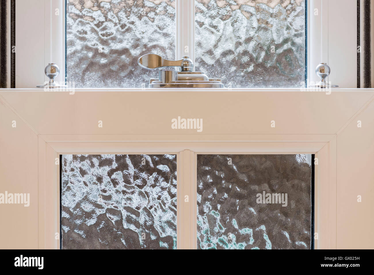 Nahaufnahme der Verriegelung Fang auf moderne Schiebefenster Stockfoto