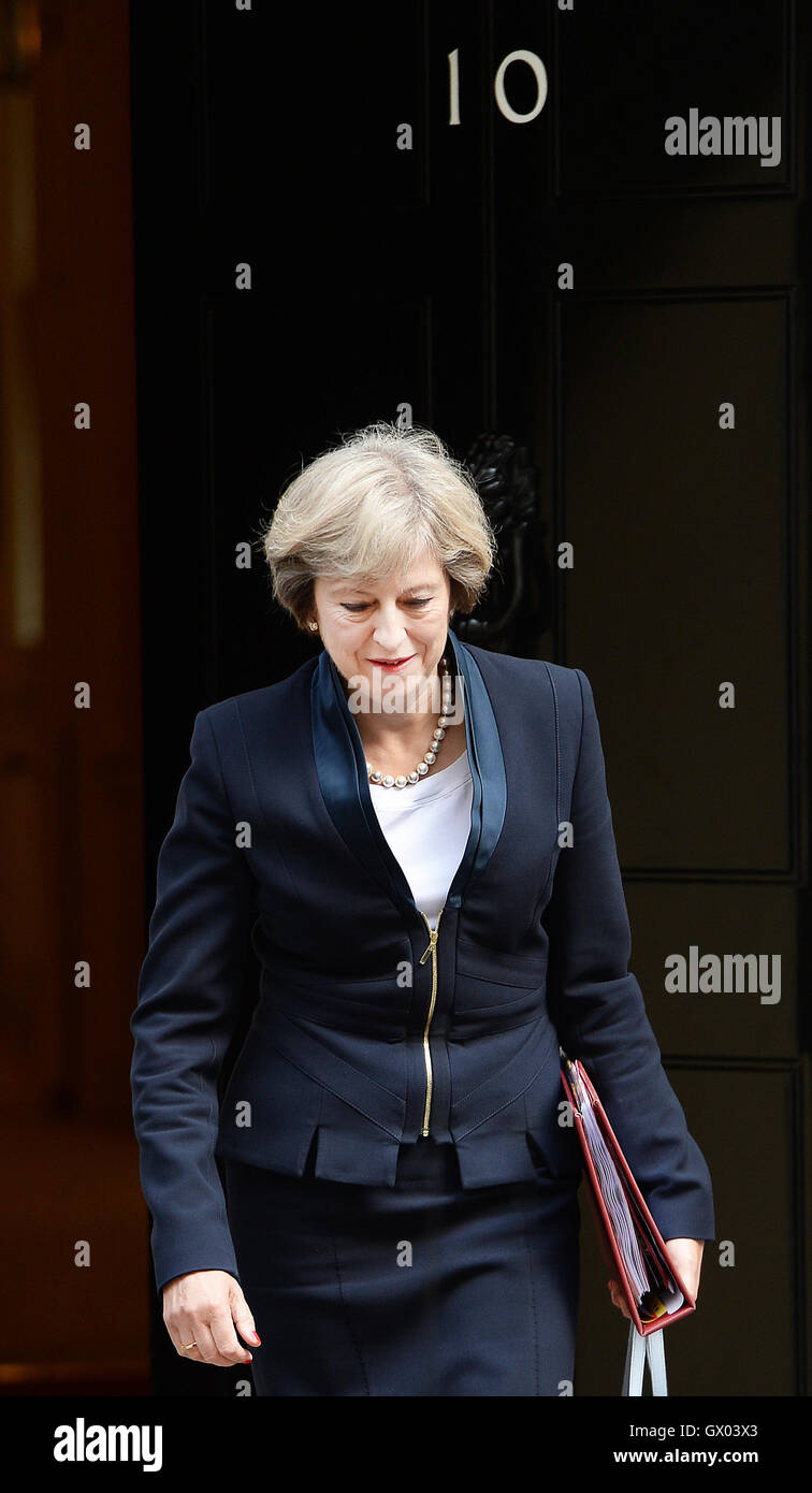Premierminister Theresa Mai verlässt 10 Downing Street, London, für das House Of Commons Prime Minister Fragen zu stellen. Stockfoto Premierminister Theresa Mai verlässt 10 Downing Street, London, für das House Of Commons Prime Minister Fragen zu stellen. Stockfoto