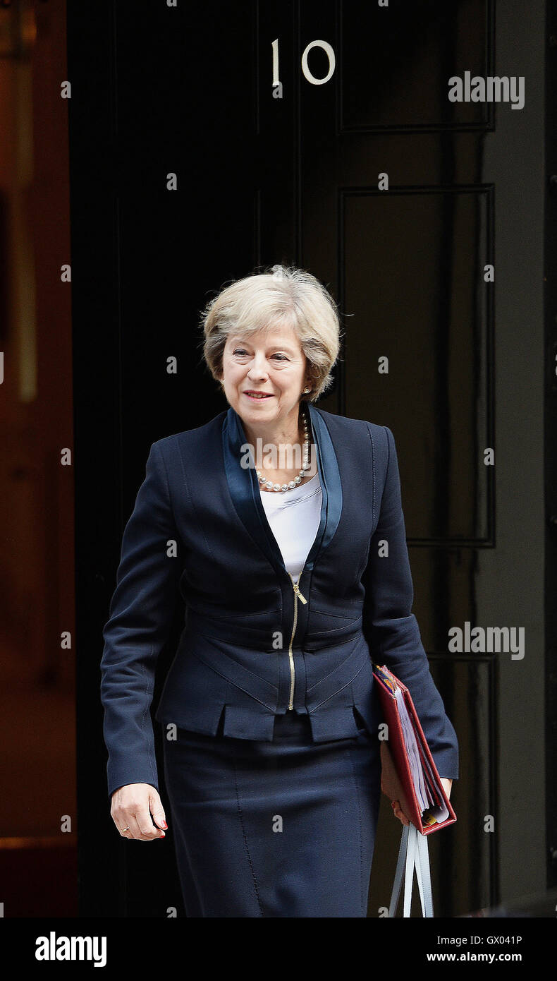 Premierminister Theresa Mai verlässt 10 Downing Street, London, für das House Of Commons Prime Minister Fragen zu stellen. Stockfoto Premierminister Theresa Mai verlässt 10 Downing Street, London, für das House Of Commons Prime Minister Fragen zu stellen. Stockfoto