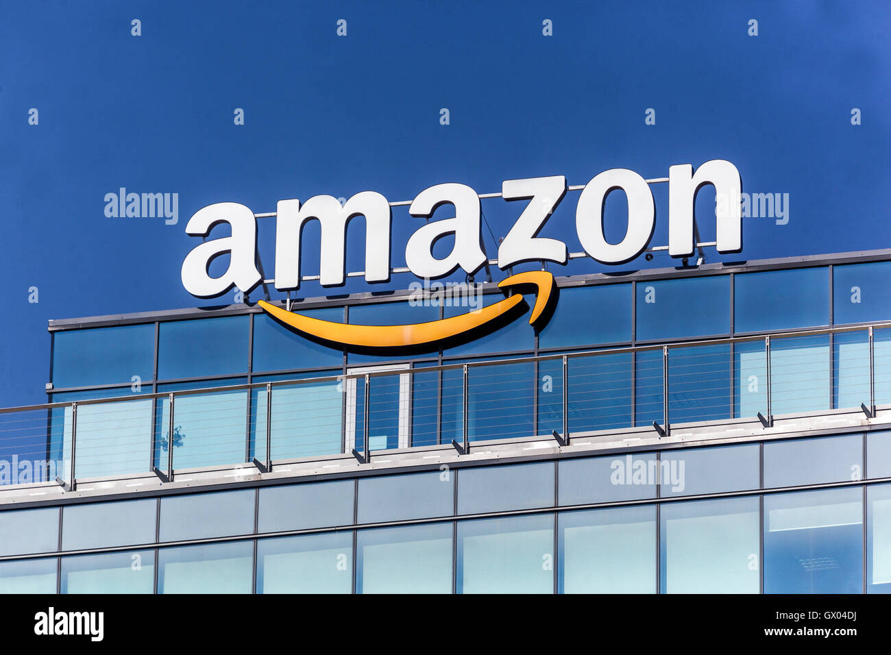 Amazon Logo Lächeln auf Gebäude Stockfoto