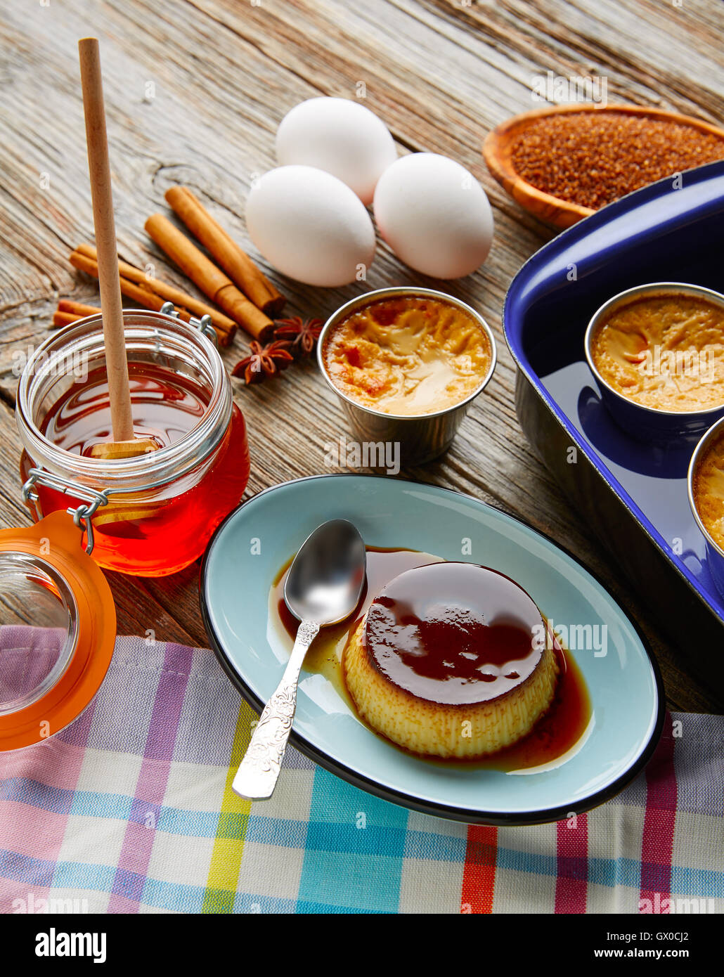 Pudding Creme Caramel Flan Dessert Bain Marie Ofen gekocht Stockfoto