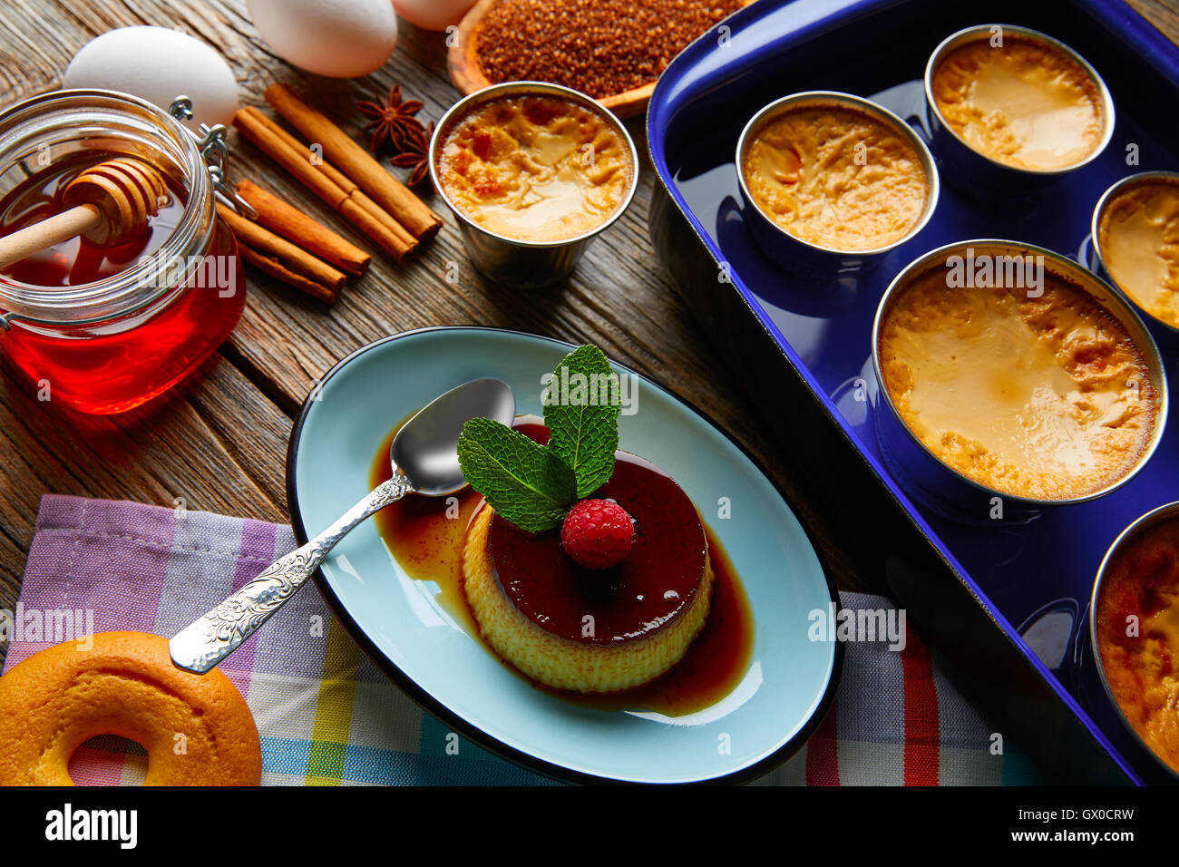 Pudding Creme Caramel Flan Dessert Bain Marie Ofen gekocht Stockfoto